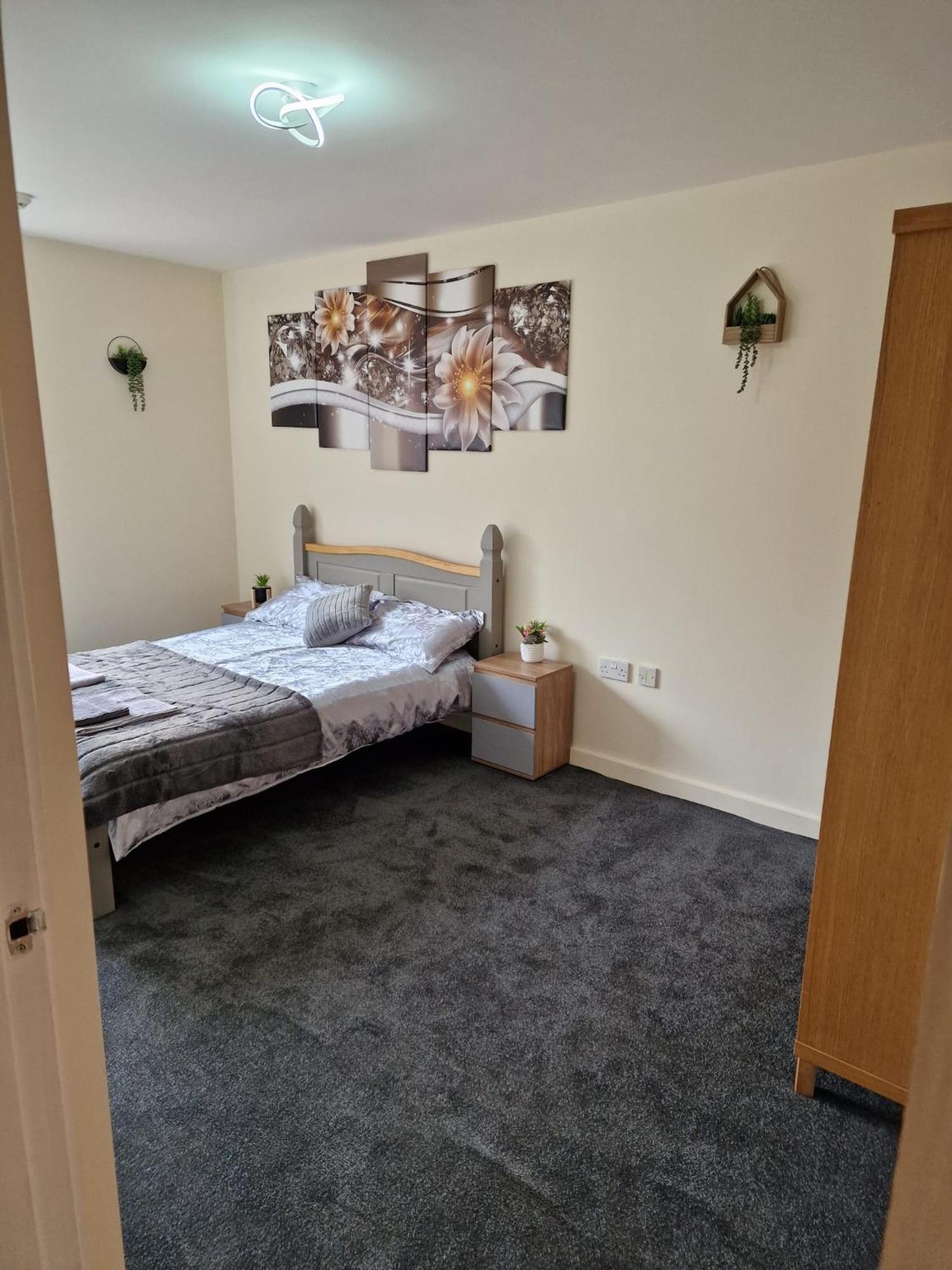 Spacious 2bdr Flat For 5 In Centre *